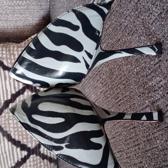 🦓Manolo Blahnik🦓 - Gray/Black Zebra Print Leather D'Orsay Pumps - Picture 11 of 16